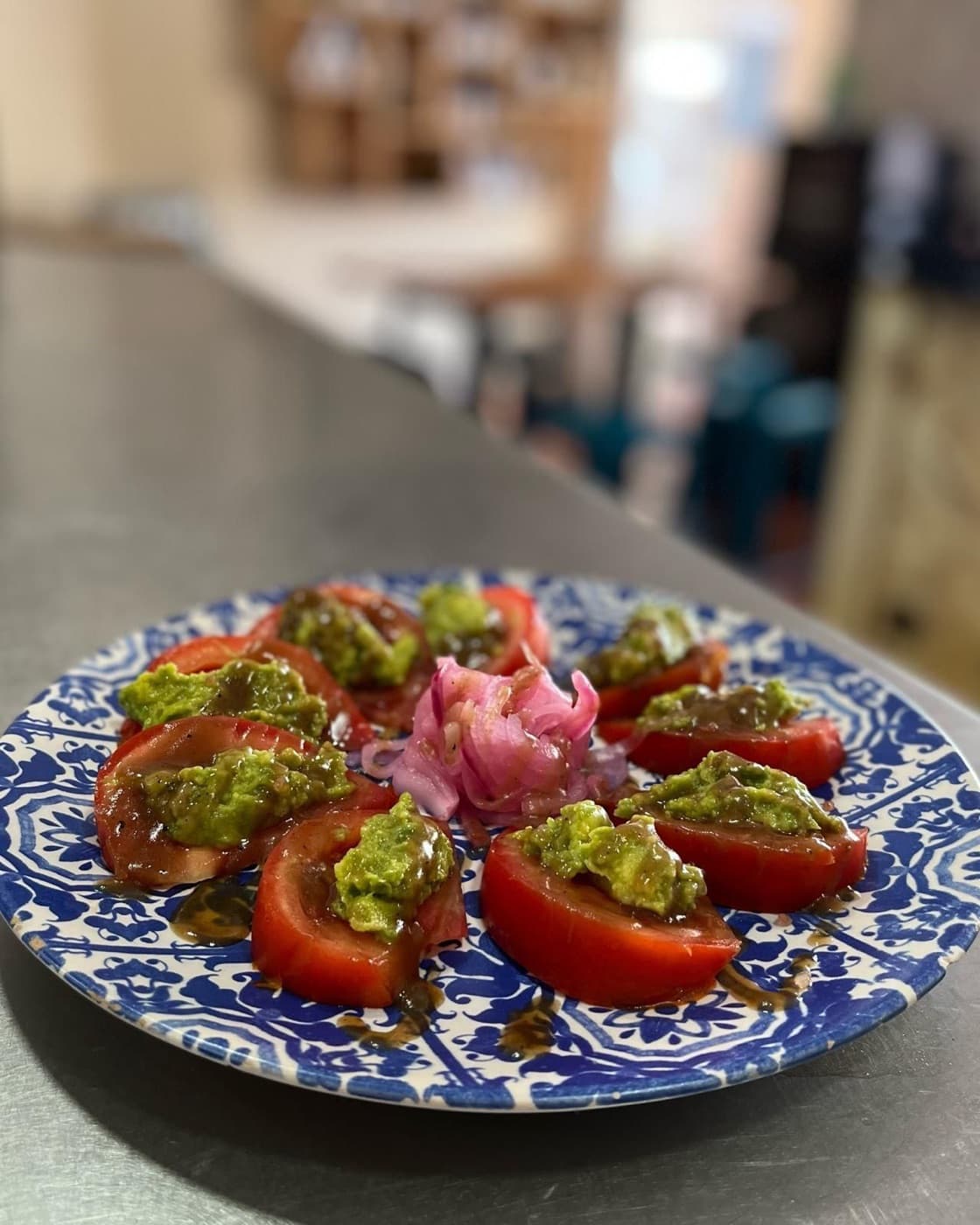 Ensalada de tomate con guacamole de Casa Ata, Torrox Costa