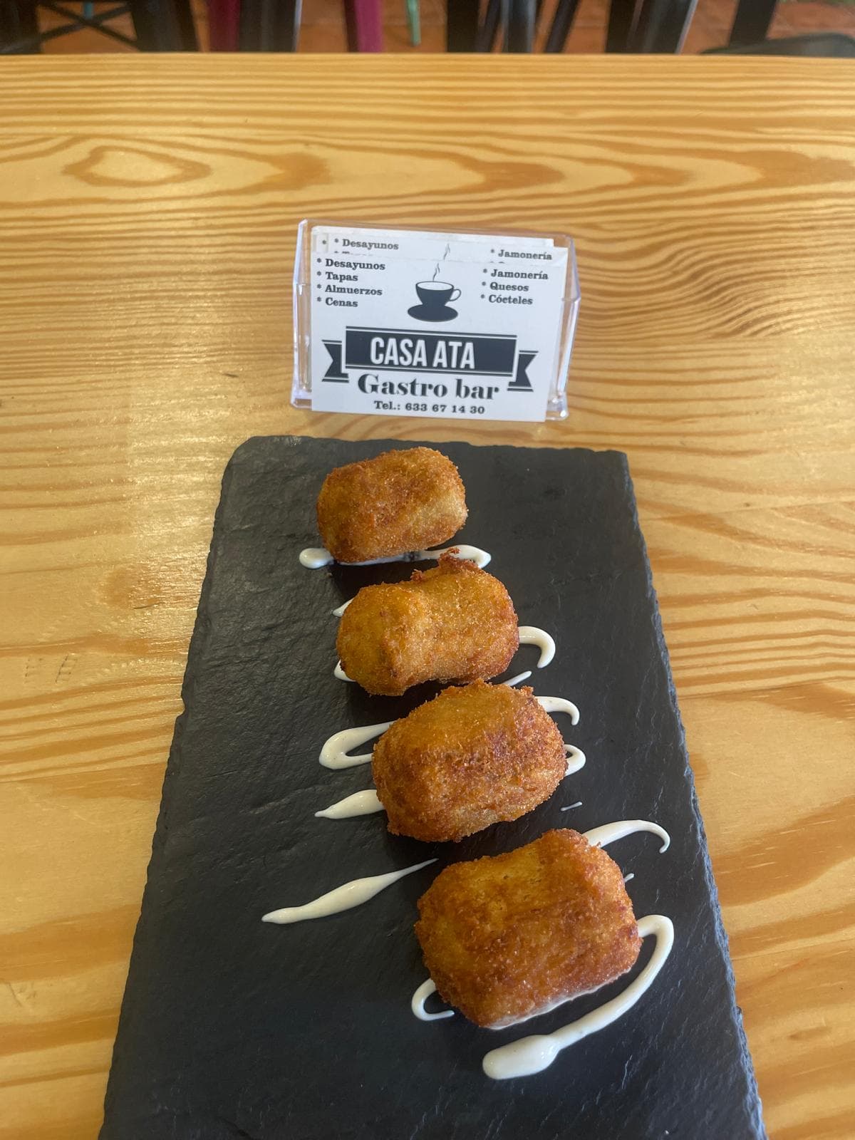 Croquetas de rabo de toro servidas en plato