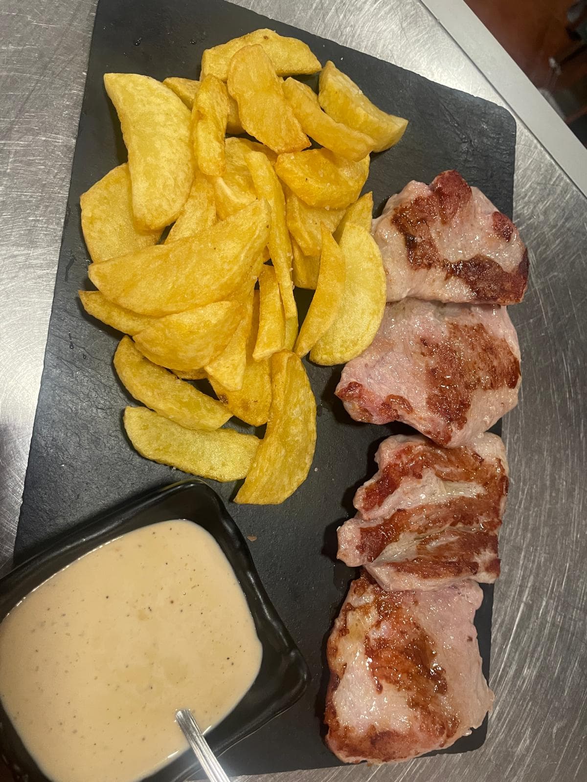 Secreto ibérico a la brasa en el plato