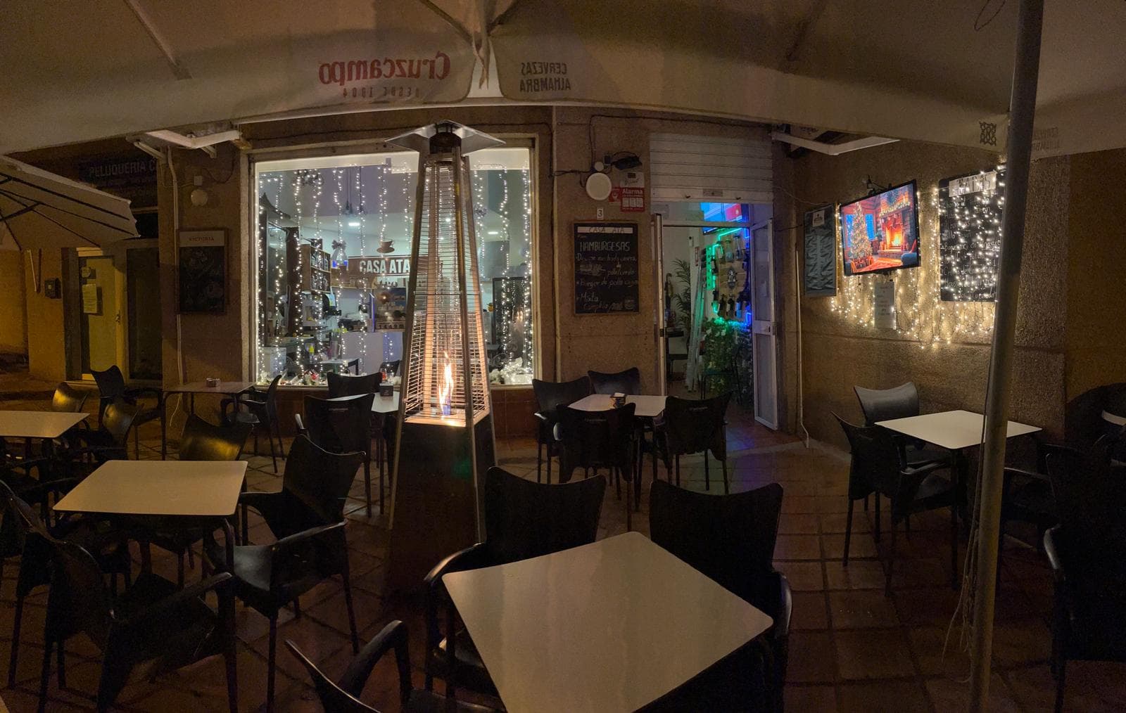 Terraza de Gastro Bar Casa Ata al atardecer